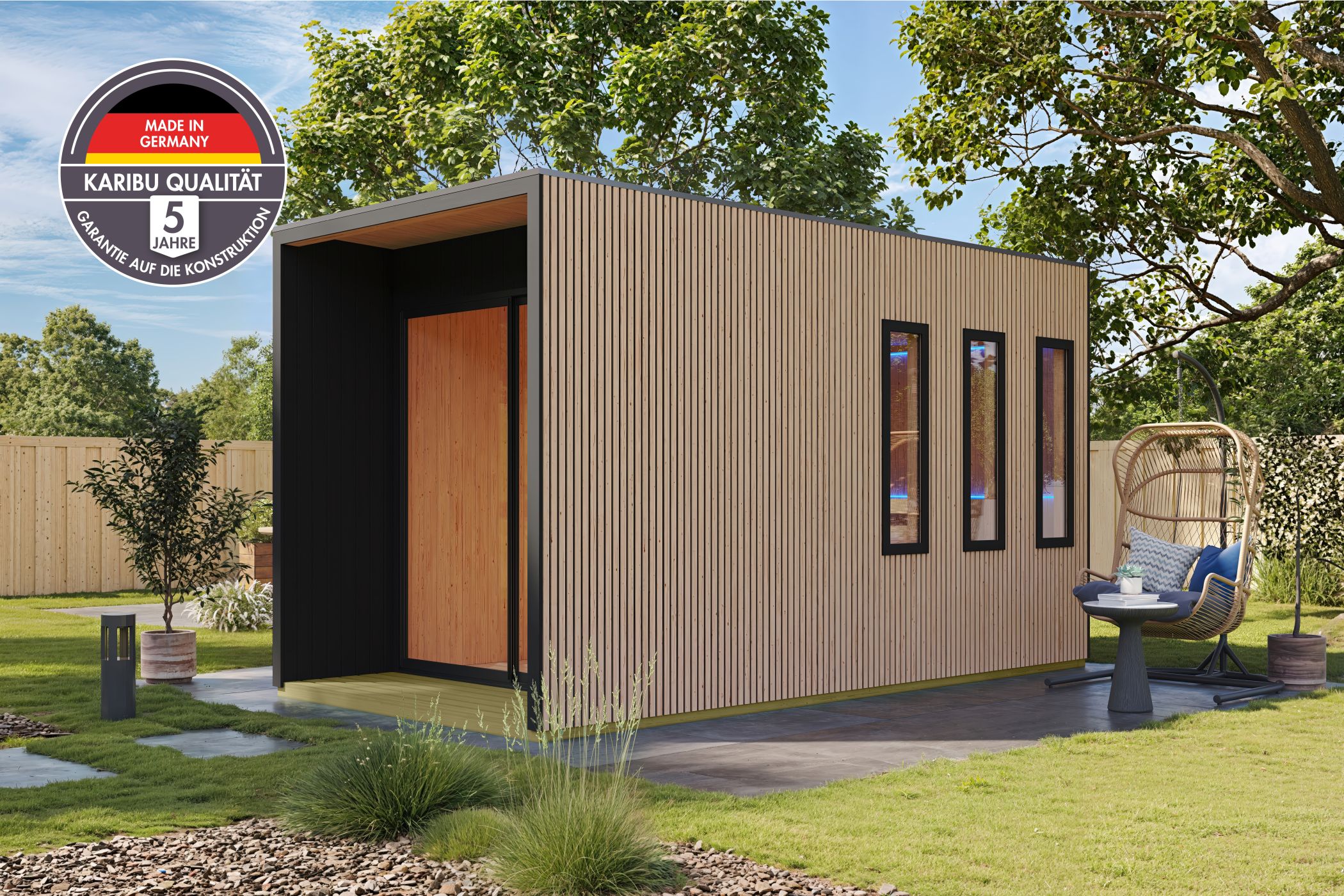 Karibu Saunahaus Miramar Douglasie als Gartensauna aus Massivholz im Garten mit Glasfront