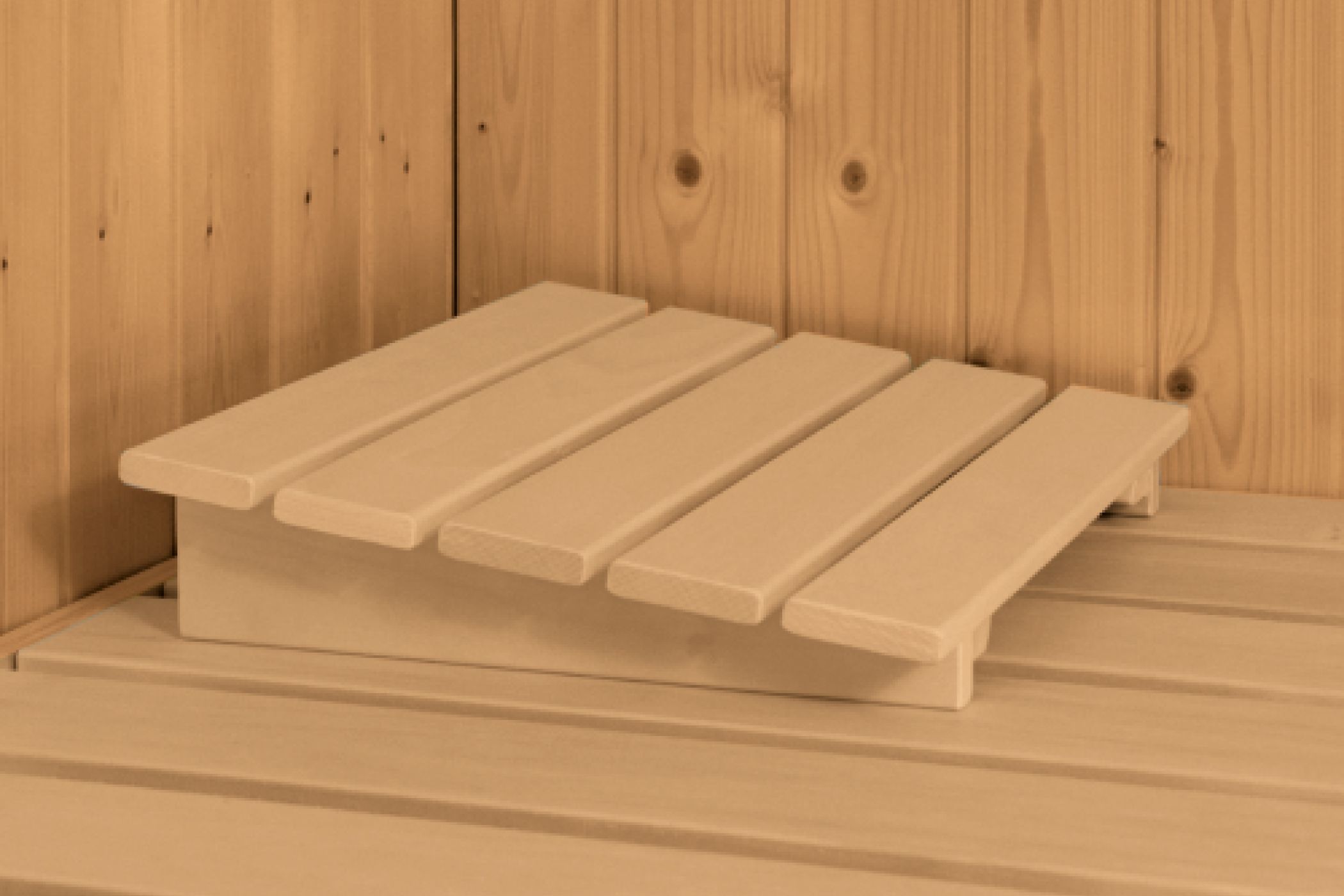 Ergonomische Kopfstütze aus hellem Espenholz als Zubehör für die Liege der Karibu Sauna Ava