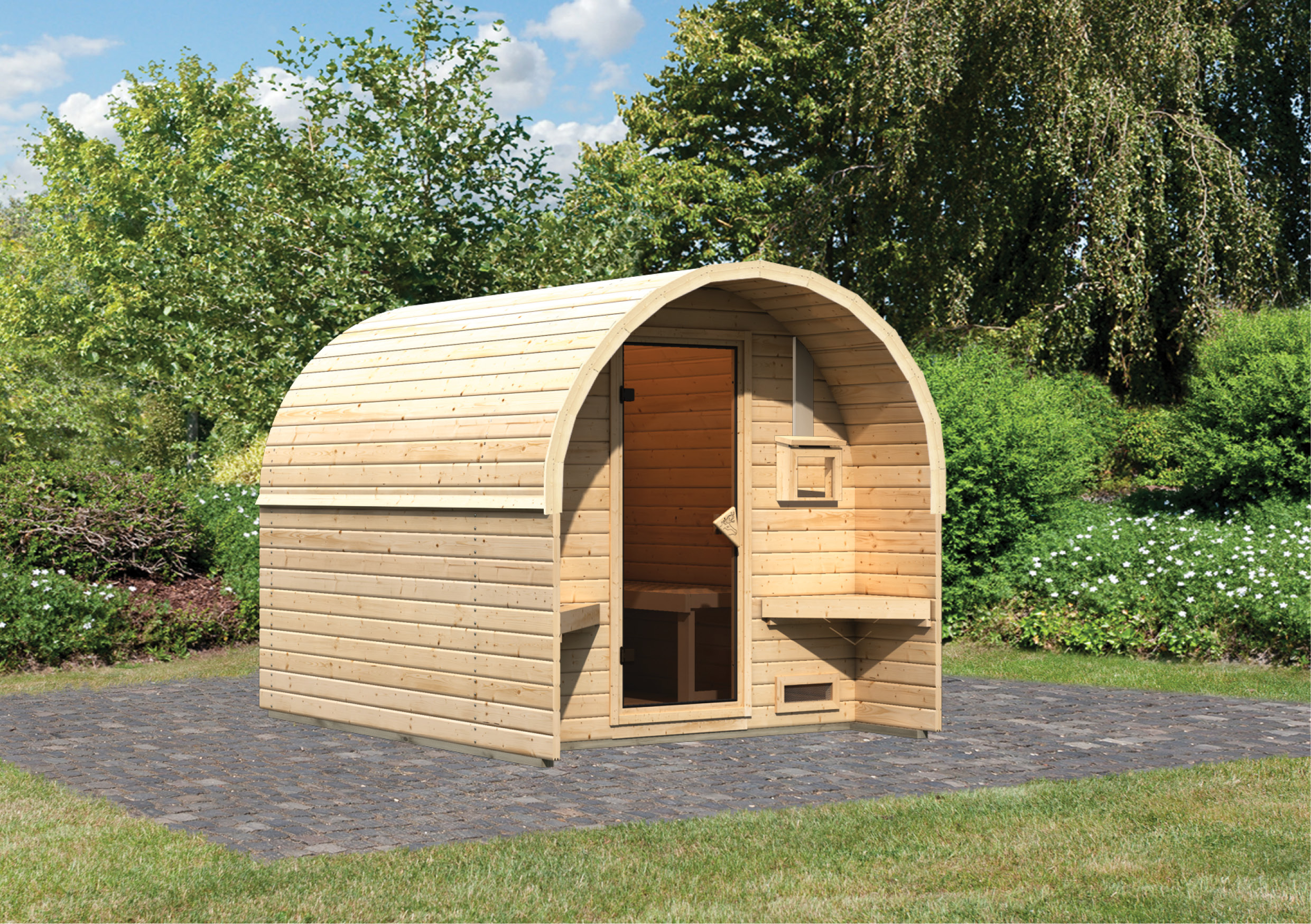 Karibu Fasshaus 2 aus Holz, im Garten aufgebaut
