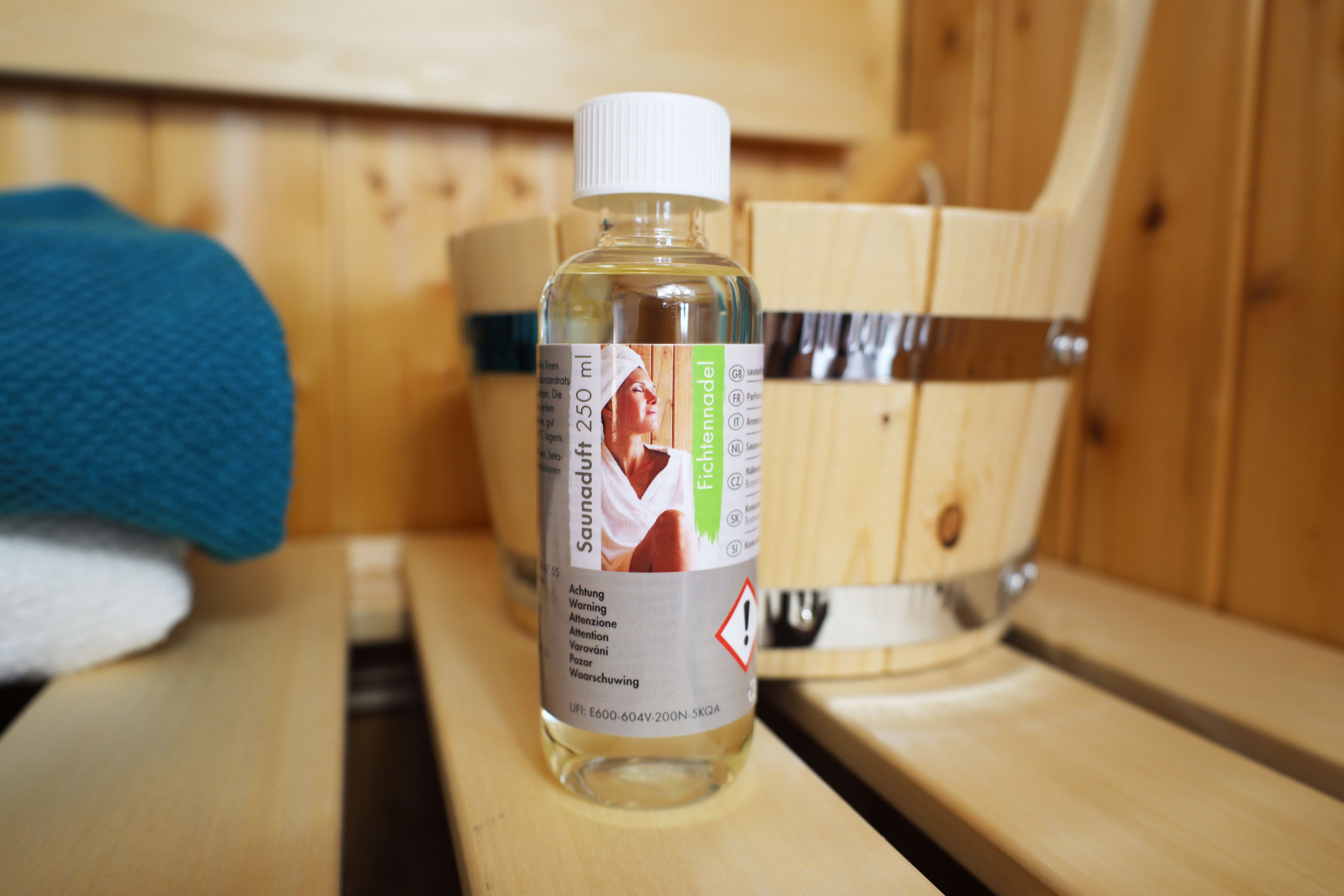 Karibu Saunaduft Fichte 250ml / Lagerabverkauf aus Holz, im Garten aufgebaut